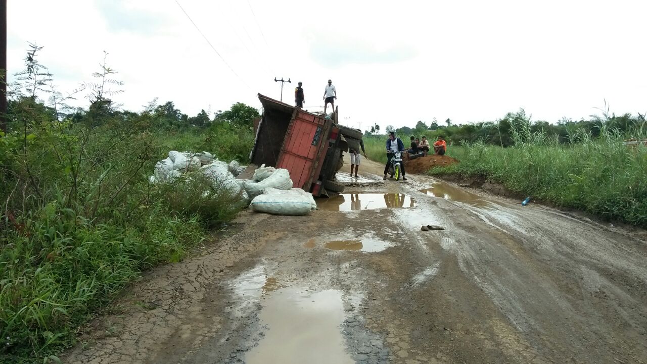 Jalan Berlobang Truk  Kopra Terbalik  Aksipost com